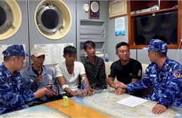 Cảnh sát biển ứng cứu 4 ngư dân gặp nạn trên vùng biển Tây Nam