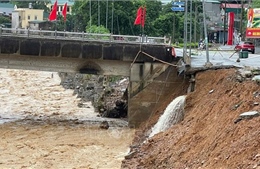 Bão số 10: Cầu cứng xã Quan Sơn (Thanh Hoá) bị sạt nghiêm trọng, nguy cơ bị sập
