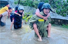 Công an Thanh Hóa xuyên đêm hỗ trợ người dân ứng phó bão số 10