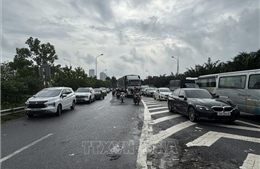 Đường gom Đại lộ Thăng Long bị ngập sâu, xe máy, ô tô tràn vào cao tốc gây ùn tắc dài