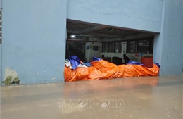 Người dân khu chung cư &#39;rốn&#39; ngập tại Hà Nội linh hoạt ứng phó khi mưa lớn