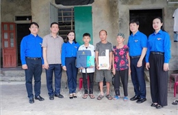 Thăm, tặng quà người dân và thanh thiếu nhi Hà Tĩnh bị ảnh hưởng bởi bão số 10