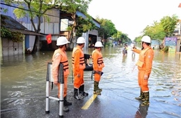 Hà Nội khôi phục điện, hỗ trợ người dân vùng ngập úng khi nước rút