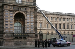 Trang sức bị đánh cắp tại Bảo tàng Louvre có giá trị hơn 100 triệu USD
