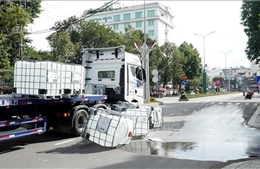 Người dân lo ngại khi chất lỏng có mùi khó chịu chảy ra đường sau tai nạn