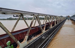 Huế điều hai đoàn tàu hơn 1.600 tấn gia tải chống trôi cầu đường sắt Bạch Hổ