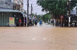 Bốn hình thái thời tiết hội tụ gây mưa kỷ lục lịch sử tại miền Trung