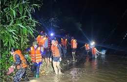 Giải cứu thành công 6 người dân mắc kẹt 2 ngày do lũ