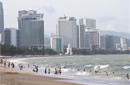 Cảnh báo du khách không tắm biển Nha Trang trong điều kiện thời tiết bất lợi