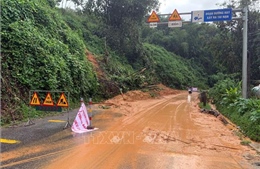 Nhiều tuyến đường ở Quảng Trị sạt lở, ngập sâu sau mưa lớn kéo dài