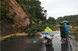 Khẩn trương đặt thêm biển cảnh báo trên Quốc lộ 14E sau sự cố sạt lở