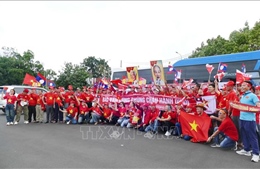 Cổ động viên Việt Nam &#39;tiếp lửa&#39; cho đội tuyển quốc gia tại Viêng Chăn