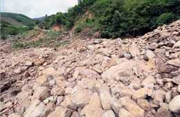 Sơn La: Tắc đường tại Km17+765-Km17+780 thuộc địa phận xã Đoàn Kết do sạt lở đá