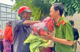 Hàng chục nghìn phần quà hỗ trợ đến với người dân vùng lũ