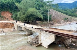 Người dân Sơn Hà vui mừng khi có cầu thép kiên cố sau lũ