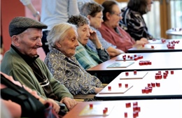 Dân số già hóa là &#39;quả bom hẹn giờ&#39; đối với tăng trưởng