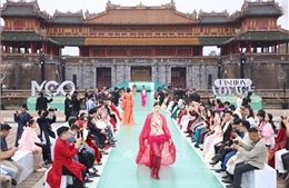 Trình diễn thời trang &#39;Hello Cosmo From Vietnam&#39; mở màn hành trình Hoa hậu Hoàn vũ 2025