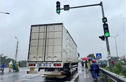 Xe máy vượt đèn đỏ, đâm vào xe tải làm 2 người thương vong