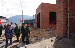 Nỗ lực vượt khó giúp dân dựng lại nhà sau mưa, lũ