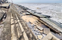 Kè biển Nhật Lệ chưa nghiệm thu đã ‘tan nát’ trước sóng dữ