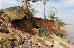 Sập bờ kè khiến 4 người đang trú mưa tử vong