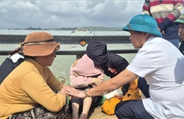 Thăm hỏi, động viên gia đình các nạn nhân vụ sập bờ kè tại Đắk Lắk