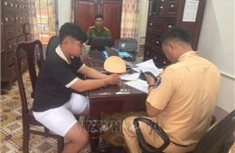 Xử lý thanh niên buông cả 2 tay khi điều khiển xe máy