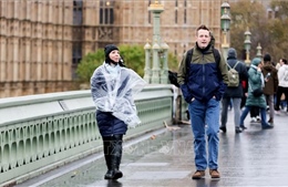 Anh phát cảnh báo thời tiết trên diện rộng do bão Chandra