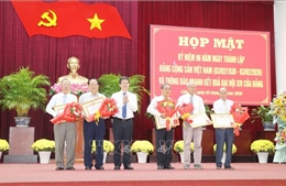 Trao tặng Huy hiệu đảng cho đảng viên cao niên tuổi đảng