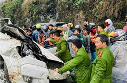 Cứu hộ thành công 3 nạn nhân bị mắc kẹt trong vụ ô tô lao xuống taluy âm