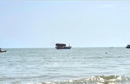 Quảng Trị: Ứng cứu kịp thời tàu cá mắc cạn trước cửa biển Nhật Lệ
