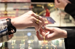 Giá vàng biến động mạnh, chuyên gia UOB cảnh báo rủi ro trong ngắn hạn