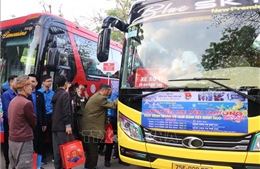 Ấm lòng những chuyến xe yêu thương đưa bệnh nhân về quê đón Tết