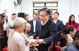 Ủy viên Bộ Chính trị, Bộ trưởng Bộ Ngoại giao Lê Hoài Trung tặng quà Tết tại Huế
