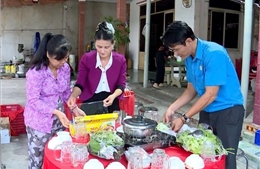 Mâm cơm sum vầy ấm tình người xa quê