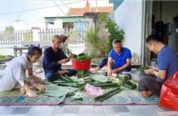 Gói bánh chưng khuôn lá dừa - nét đẹp văn hóa truyền thống của cư dân làng biển Diễn Châu