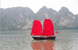 Chấp thuận đưa thuyền ba vách truyền thống vào phục vụ du lịch trên vịnh Hạ Long