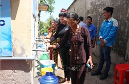 Trao tặng hệ thống lọc nước năng lượng mặt trời cho người dân vùng hạn mặn