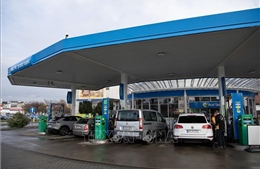 Giá dầu lao dốc, chứng khoán toàn cầu phục hồi sau quyết định của Mỹ về Iran