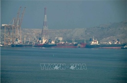 Lãnh đạo Mỹ - Anh điện đàm, bàn cách mở lại eo biển Hormuz