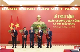 Tổng Bí thư trao Huân chương Quân công và Huy hiệu Đảng tặng các đồng chí lãnh đạo, nguyên lãnh đạo
