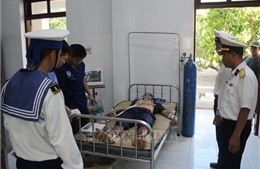 Cấp cứu ngư dân bị đột quỵ ở Trường Sa
