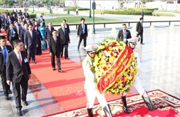 Thường trực Ban Bí thư dâng hoa tại Tượng đài Hữu nghị Campuchia - Việt Nam ở Phnom Penh