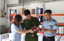 Phát hiện điểm chứa trữ gần 9.000 lít rượu có dấu hiệu vi phạm tại Hà Nội