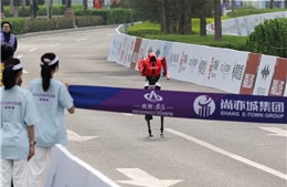 Robot hình người lập kỷ lục tại giải chạy bán marathon ở Trung Quốc