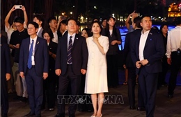 Tổng thống Hàn Quốc và Phu nhân đi dạo quanh hồ Hoàn Kiếm