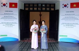 Phu nhân Tổng Bí thư, Chủ tịch nước và Phu nhân Tổng thống Hàn Quốc tham quan Bảo tàng Dân tộc học Việt Nam