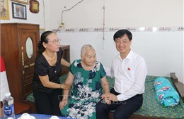 Trưởng ban Tổ chức Trung ương Nguyễn Duy Ngọc thăm, tặng quà tại TP Cần Thơ