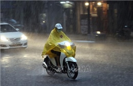 Cảnh báo mưa dông kèm lốc sét khu vực nội thành Hà Nội