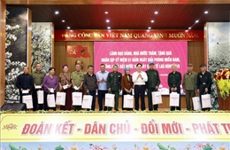 Chủ nhiệm Ủy ban Kiểm tra Trung ương Trần Sỹ Thanh thăm, tặng quà tại Sơn La